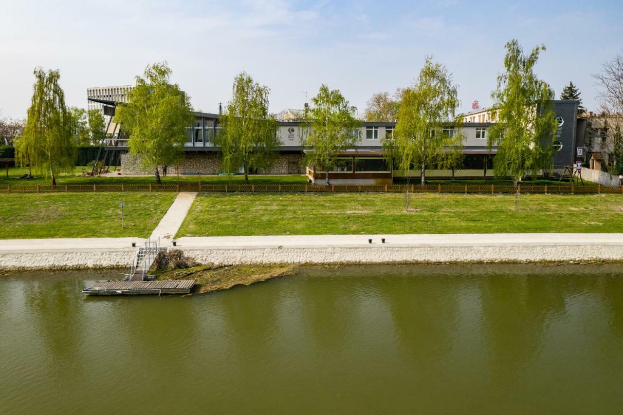 Amstel Hattyú Panzió -Érintésmentes bejelentkezés Győr Exterior foto